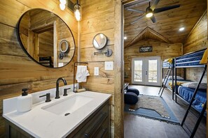 4 Schlafzimmer, Schreibtisch, Bügeleisen/Bügelbrett, Reisekinderbett