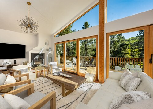 Modern,15 Private Acres, 2 Fireplaces w/Wood Incl, EV & RV Hookups, Bunk Room