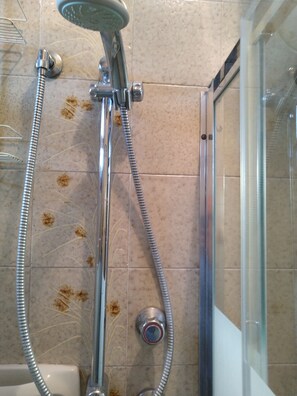 Bruser, hårtørrer, bidet, håndklæder