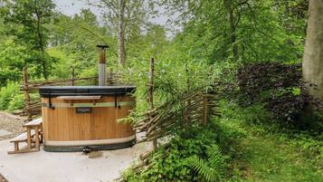 Cottage | Outdoor spa tub