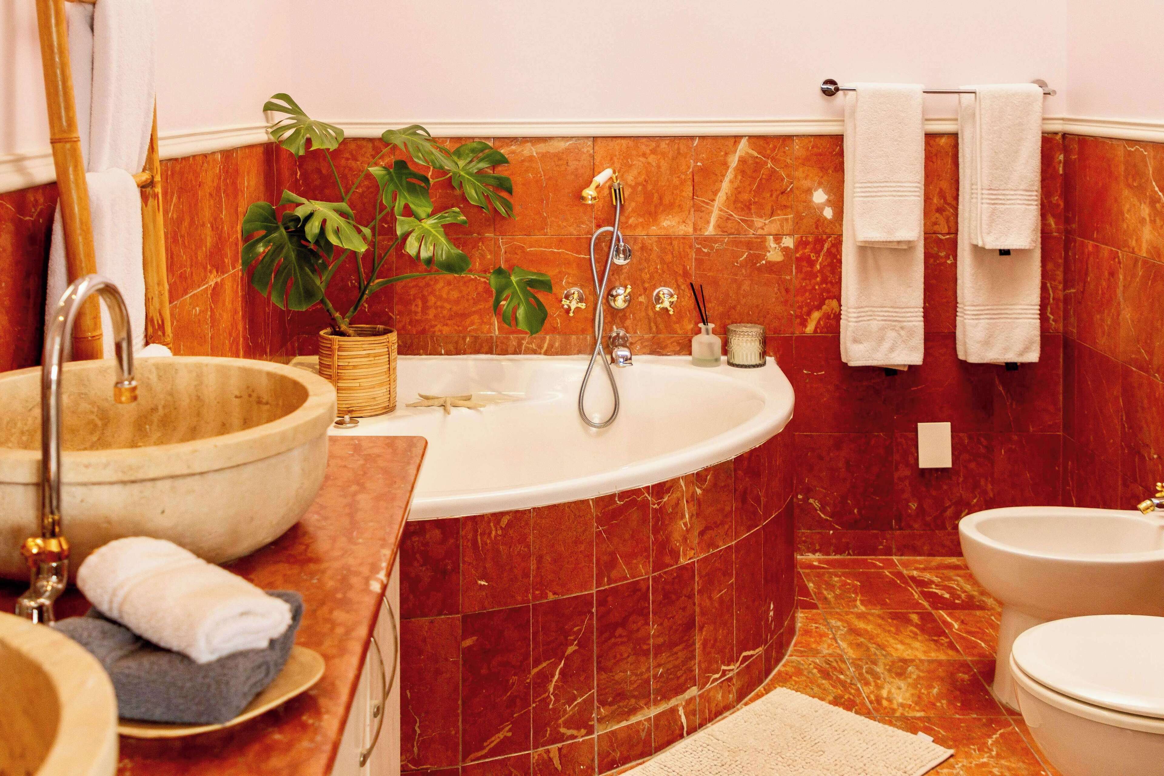Un baño con una bañera independiente, un lavabo y un inodoro.