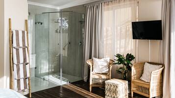 Premier Double Room, 1 King Bed, Sea View | Egyptian cotton sheets, premium bedding, Tempur-Pedic beds, minibar
