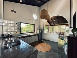 Casa de diseño | Sala de estar | Televisión LCD de 41 pulgadas con canales digitales, una televisión