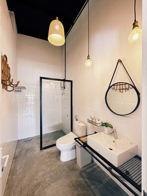 Estudio estándar | Baño | Regadera, regadera con hidromasaje, amenidades de baño de diseñador 