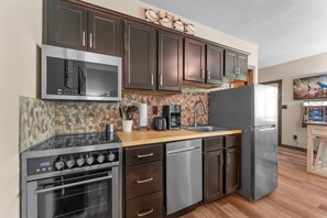 Fridge, microwave, oven, stovetop - Hit a Home Run with Family Fun!Branson's vacation! (Branson)
