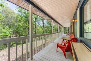 Outdoor dining - Cozy Branson Hideaway | Huntin’ & Fishin’ Style (Branson)