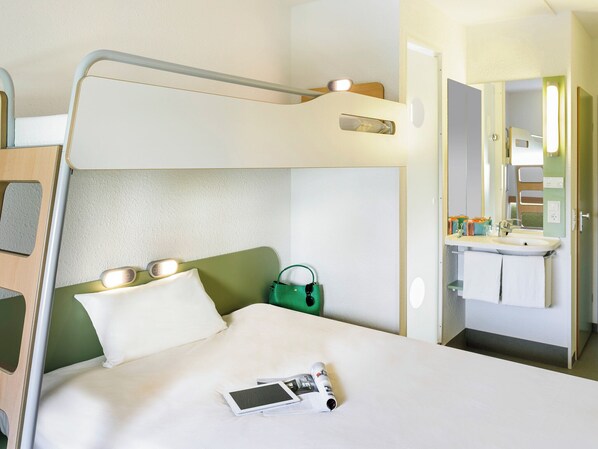 Standard Room, 1 Double Bed | Bathroom | Shower, towels - Ibis Budget Muenchen Putzbrunn (Putzbrunn)