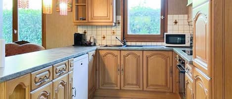 Dishwasher, toaster, cookware/dishes/utensils, dining tables