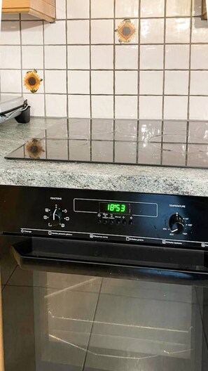 Dishwasher, toaster, cookware/dishes/utensils, dining tables