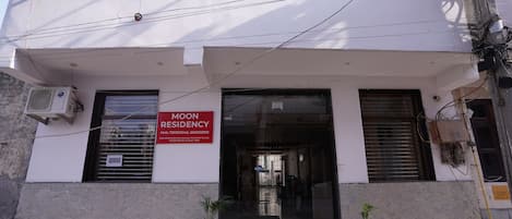 Vista frontal de la propiedad
