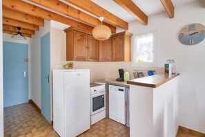 Réfrigérateur, four, lave-vaisselle, cafetière/bouilloire