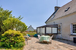 Outdoor dining - Large house with garden, 6 adults 2 children (Penmarch)
