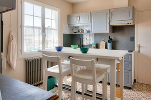 Fridge, microwave, oven, dishwasher - Large house with garden, 6 adults 2 children (Penmarch)