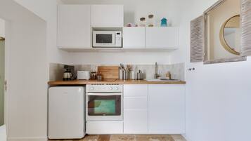 Réfrigérateur, micro-ondes, four, cafetiÚre/bouilloire