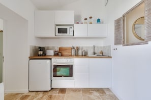 Fridge, microwave, oven, coffee/tea maker