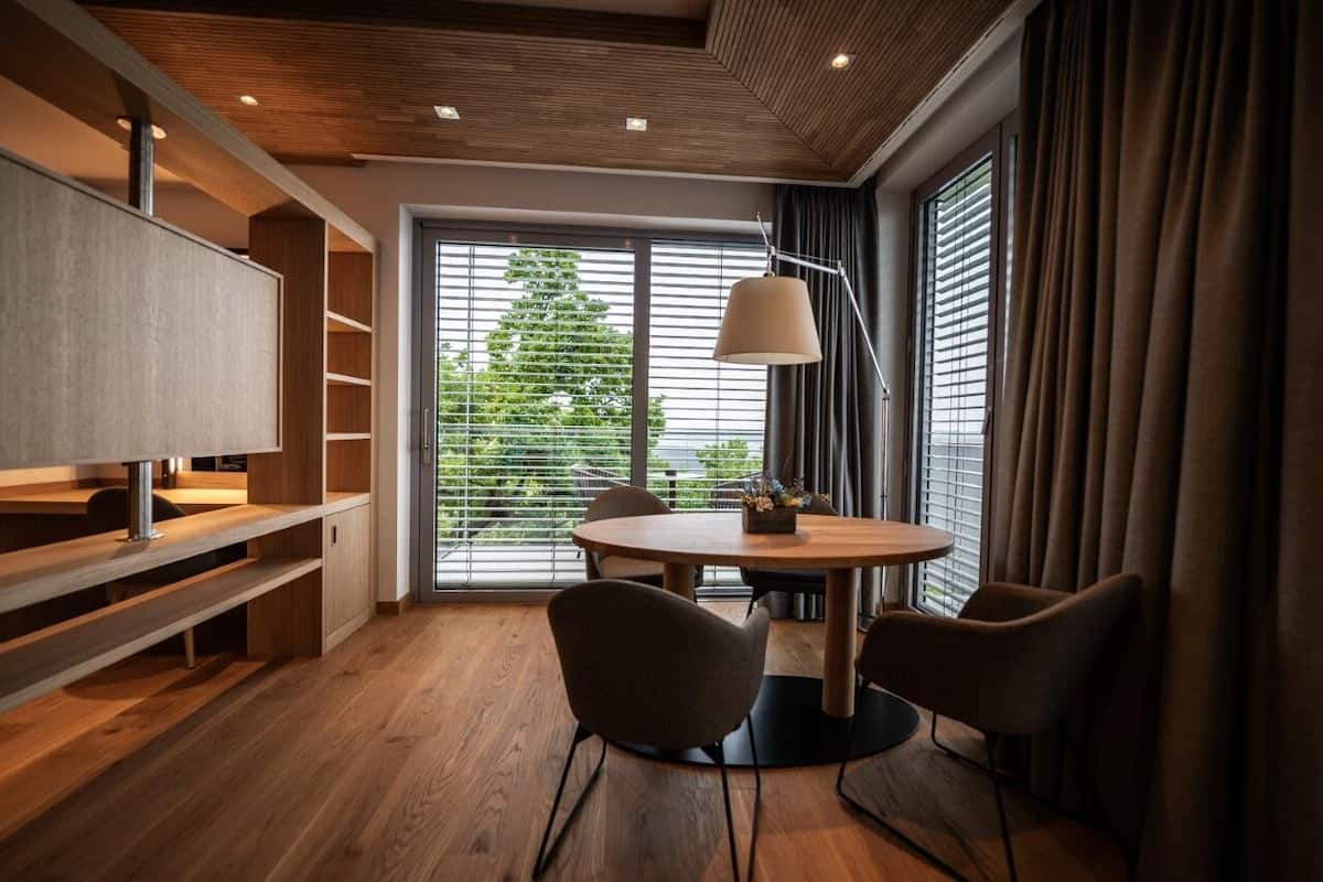 Exklusiv svit - 1 kingsize-säng med bäddsoffa - intill skidbacke | Bäddmadrasser, värdeförvaringsskåp på rummet och individuell inredning