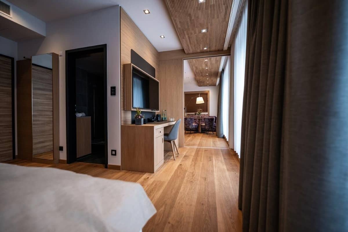 Suite estudio exclusiva, 3 habitaciones, patio, planta baja | Camas con pillow-top, caja de seguridad en la habitación y escritorio