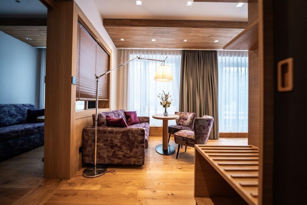 エクスクルーシブ スタジオスイート 3 ベッドルーム パティオ 1 階 | ピロートップベッド、セーフティボックス (室内)、客室ごとに異なる装飾、デスク