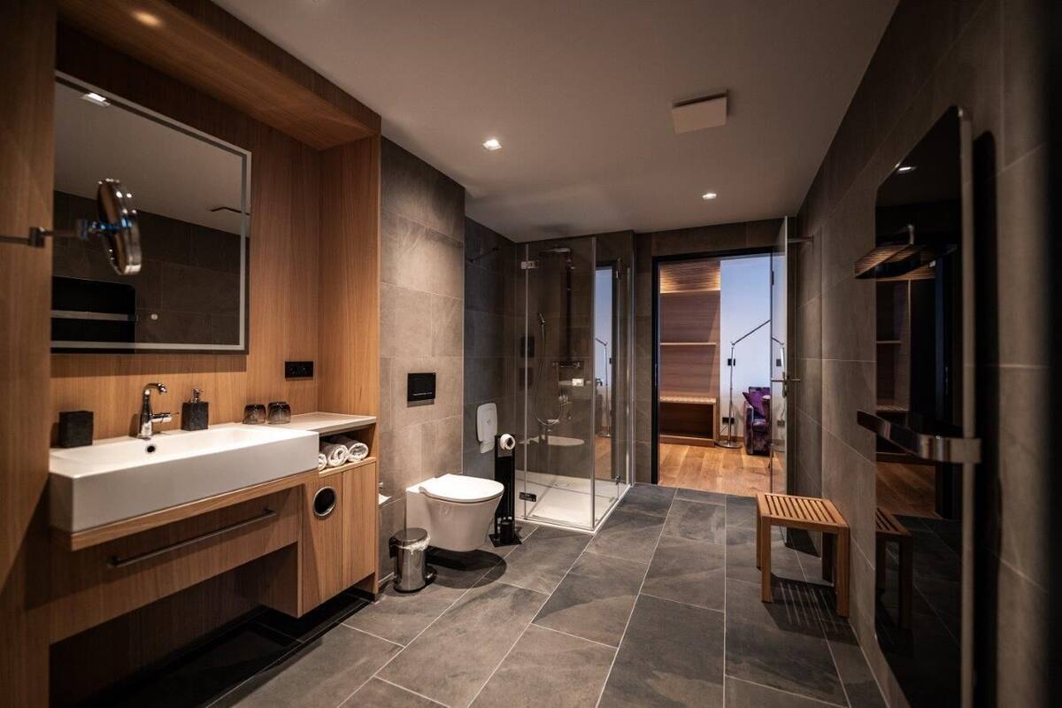 Suite estudio exclusiva, junto a la montaña | Baño | Secadora de cabello, toallas, jabón, shampoo