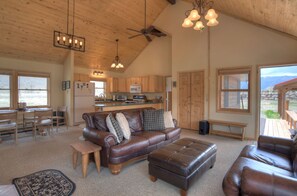 Smart TV, chimenea, estéreo y oficina 