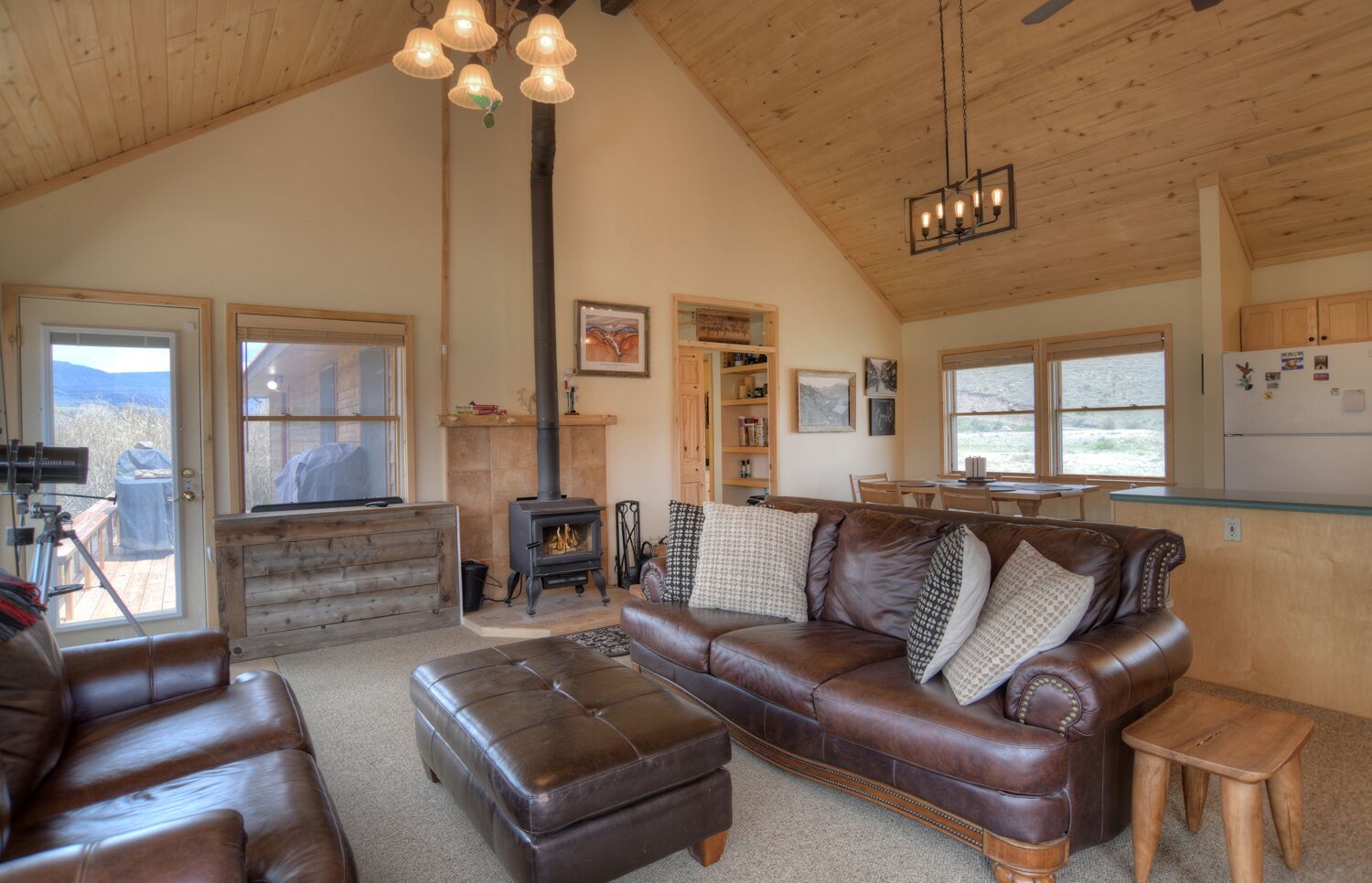 Smart TV, fireplace, stereo, offices