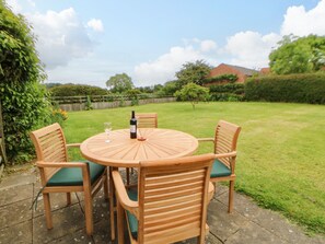 Outdoor dining - Mordon Moor Cottage (Stockton-on-Tees)