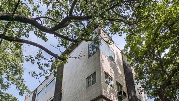 Um edifício de vários andares com um andar térreo comercial.