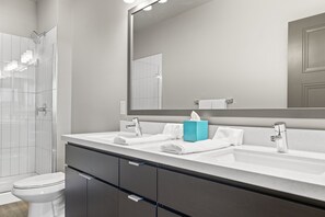 ฝักบัวในอ่างอาบน้ำ, ของใช้ในห้องน้ำฟรี, ไดร์เป่าผม, ผ้าเช็ดตัว