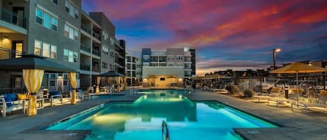 Una piscina al aire libre