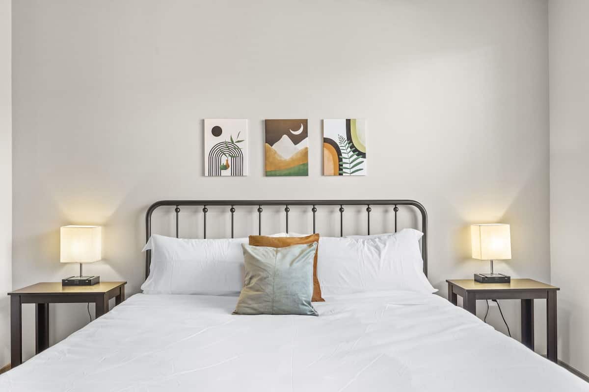 1 habitación, escritorio y espacio para trabajar con laptop