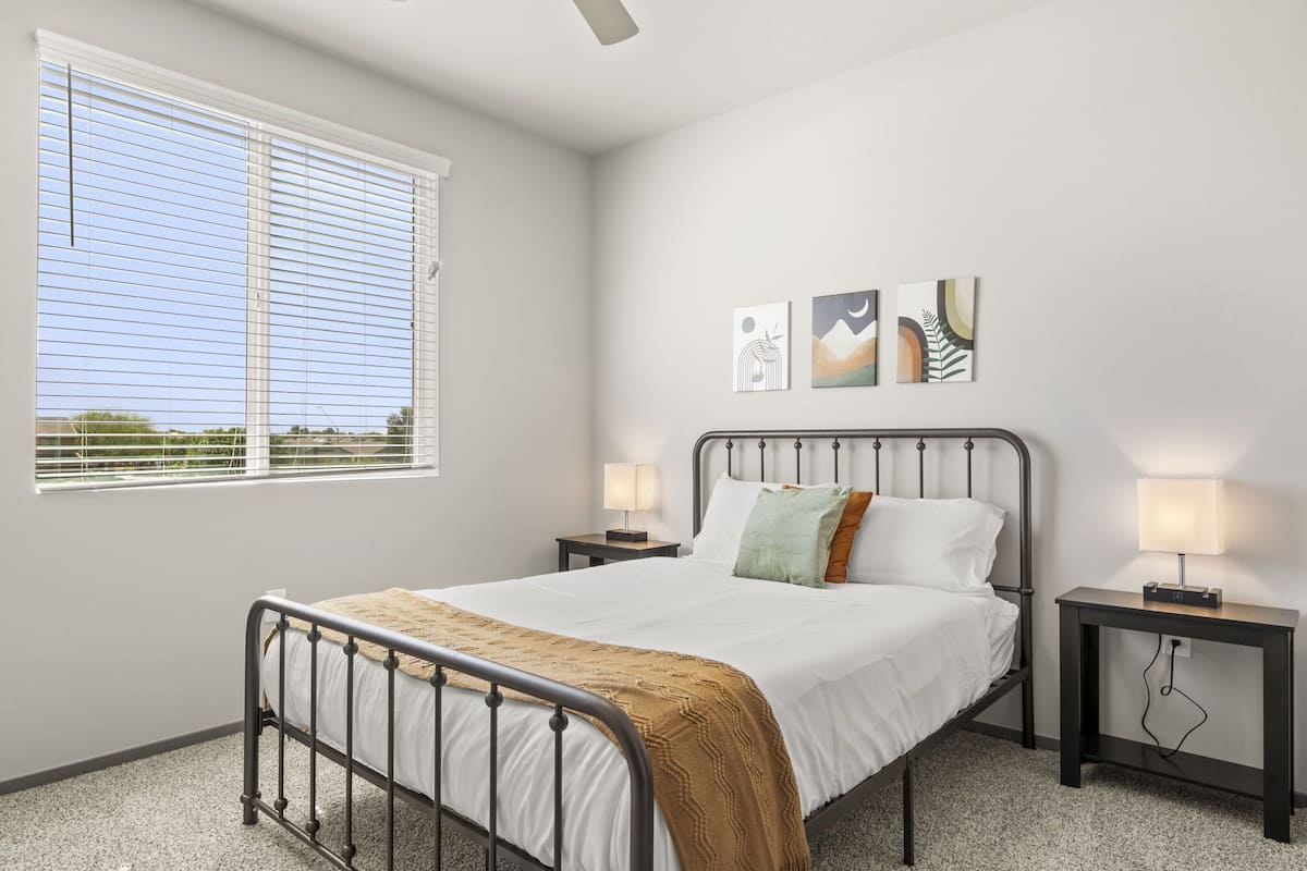 1 habitación, escritorio y espacio para trabajar con laptop