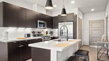Apartment, 3 Bedrooms | Private kitchen | Fridge, microwave, oven, stovetop