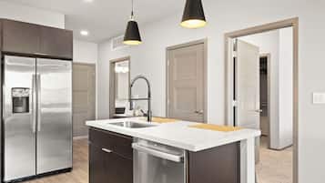 Apartment, 3 Bedrooms | Private kitchen | Fridge, microwave, oven, stovetop