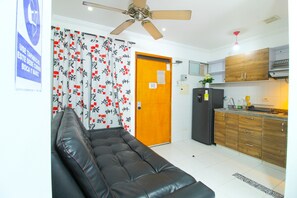 Family Studio | Living area | 32-inch LED TV with cable channels, TV - Apartaestudios en el Rodadero by BB (Santa Marta)