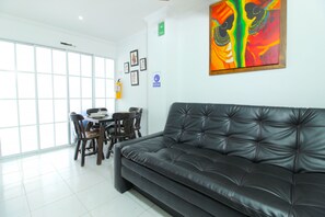 Family Studio | Living area | 32-inch LED TV with cable channels, TV - Apartaestudios en el Rodadero by BB (Santa Marta)