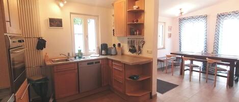 Kylskåp, mikrovågsugn, ugn och spishäll