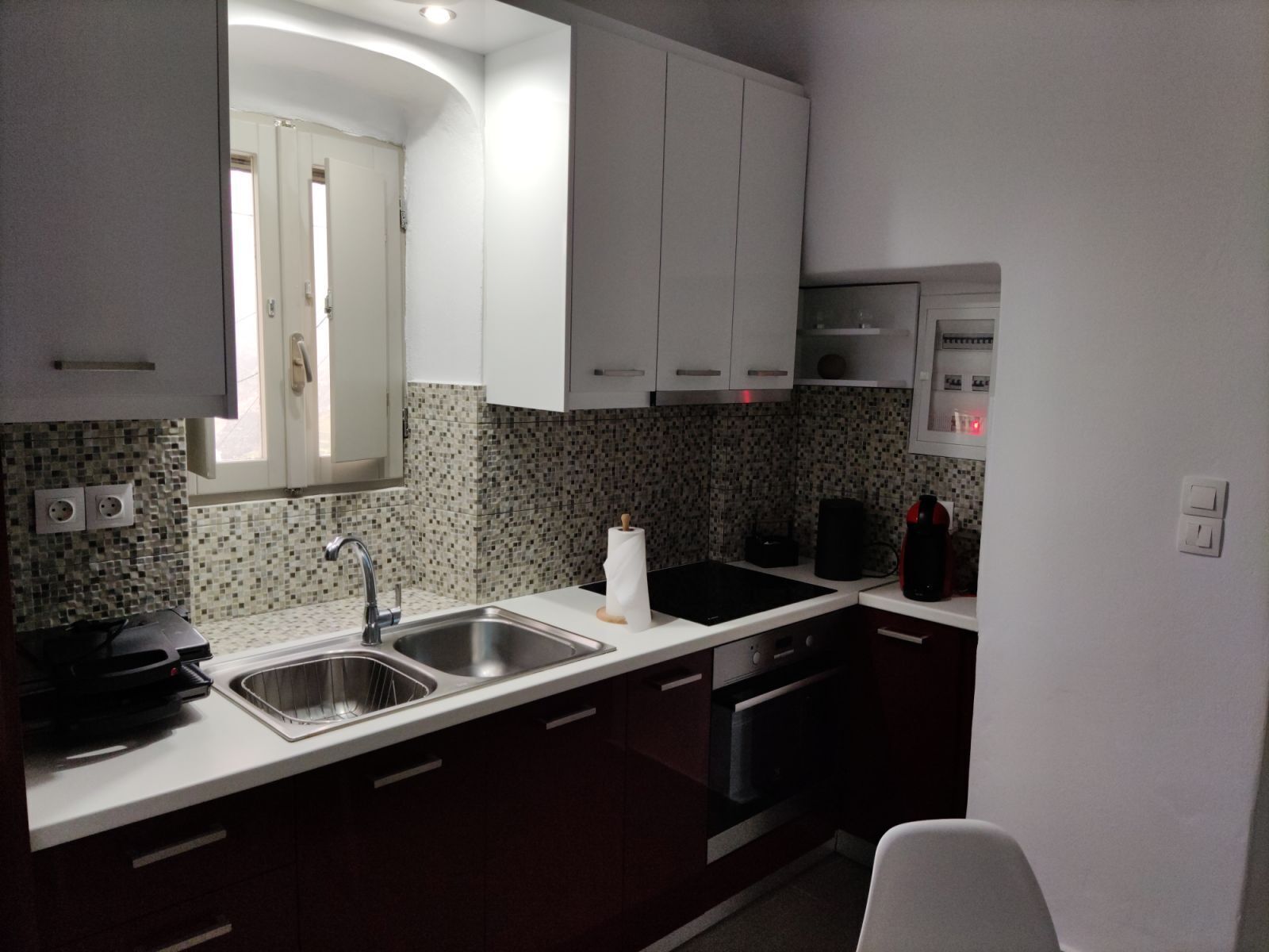 Oven, stovetop, coffee/tea maker, electric kettle