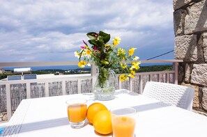 Outdoor dining - Villa Afroditi (Rethymno)