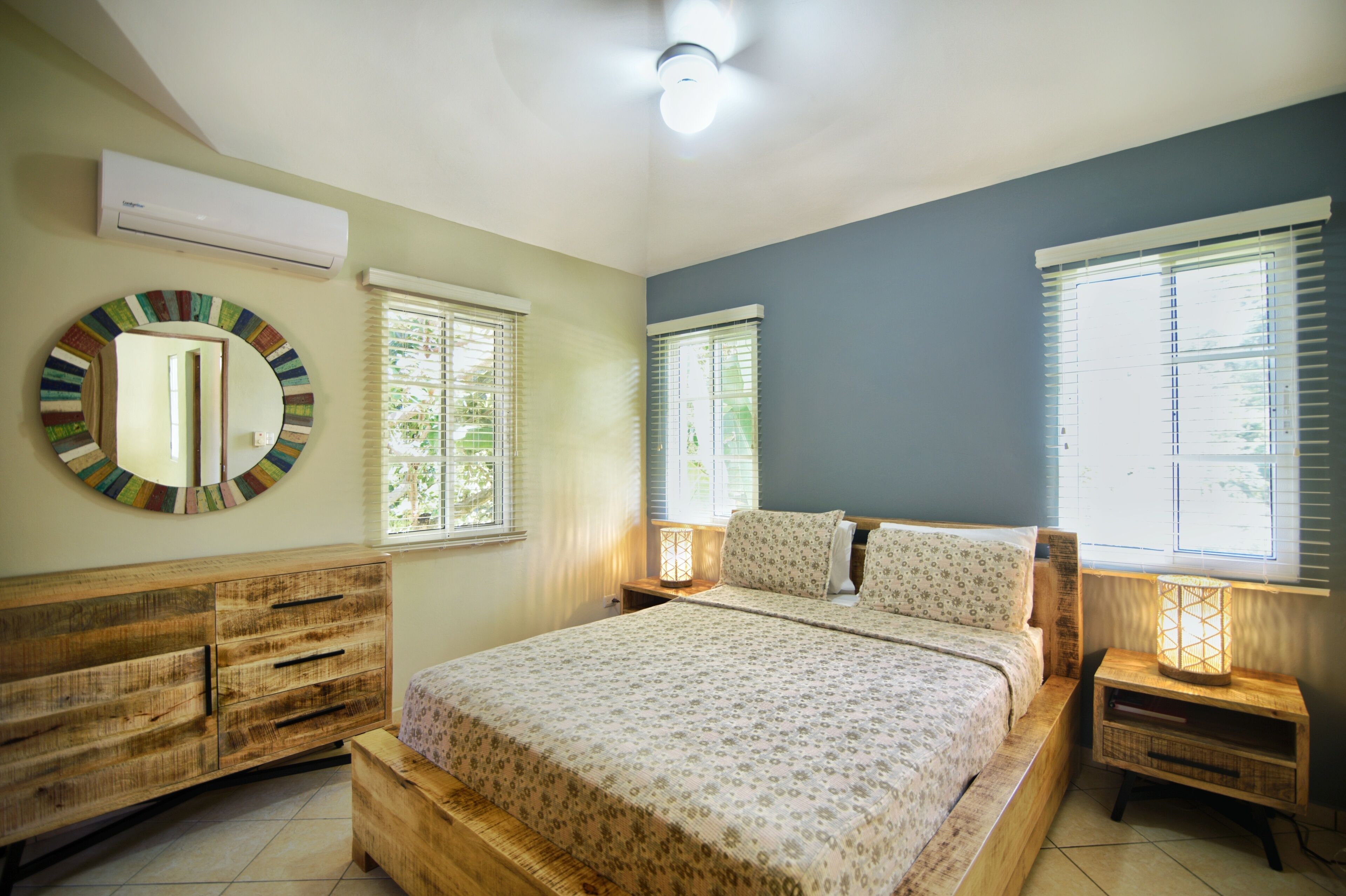 3 habitaciones, escritorio, tabla de planchar con plancha y wifi gratis 