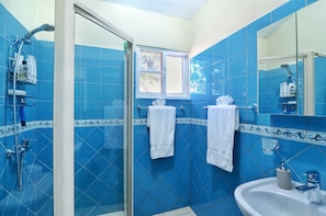 Doccia, asciugacapelli, asciugamani, sapone