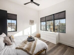 3 bedrooms, desk, iron/ironing board, travel crib