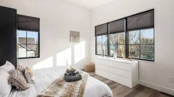 3 bedrooms, desk, iron/ironing board, travel crib