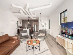Smart TV, books - Work Of Art!-3 Bedroom Elegant Townhome-Columbus (Columbus)