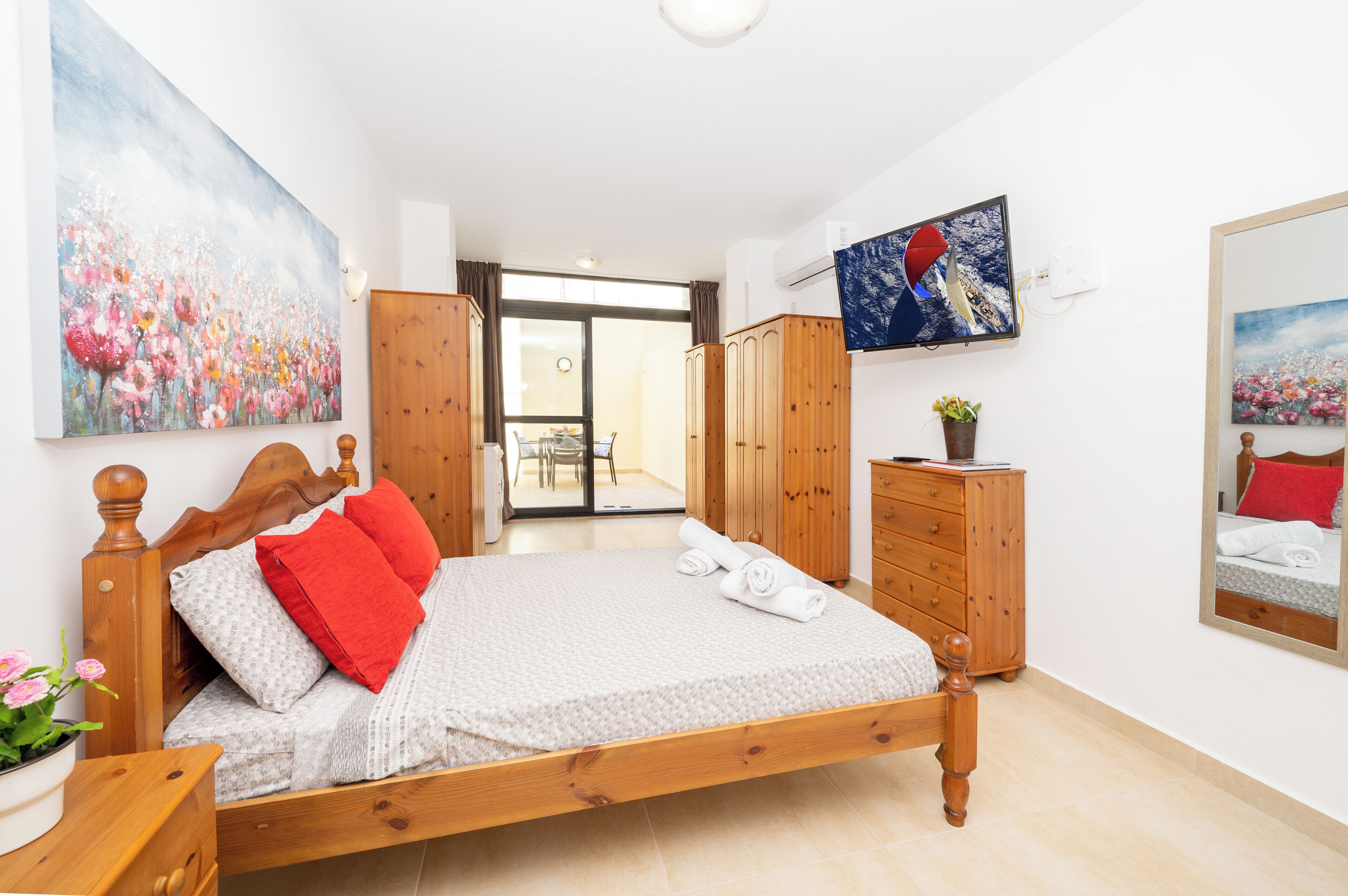 Studio | Een bureau, een laptopwerkplek, een strijkplank/strijkijzer, gratis wifi