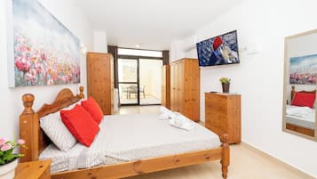 Studio | Een bureau, een laptopwerkplek, een strijkplank/strijkijzer, gratis wifi