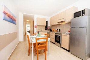 Studio | Private kitchen | Microwave, oven, stovetop, dishwasher