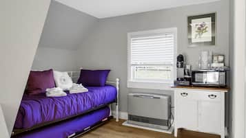 Habitació superior | 1 dormitori, escriptori, planxa i posts de planxar i wifi gratuïta
