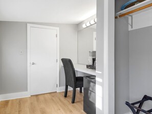 Habitación Elite | Escritorio, tabla de planchar con plancha, wifi gratis y ropa de cama
