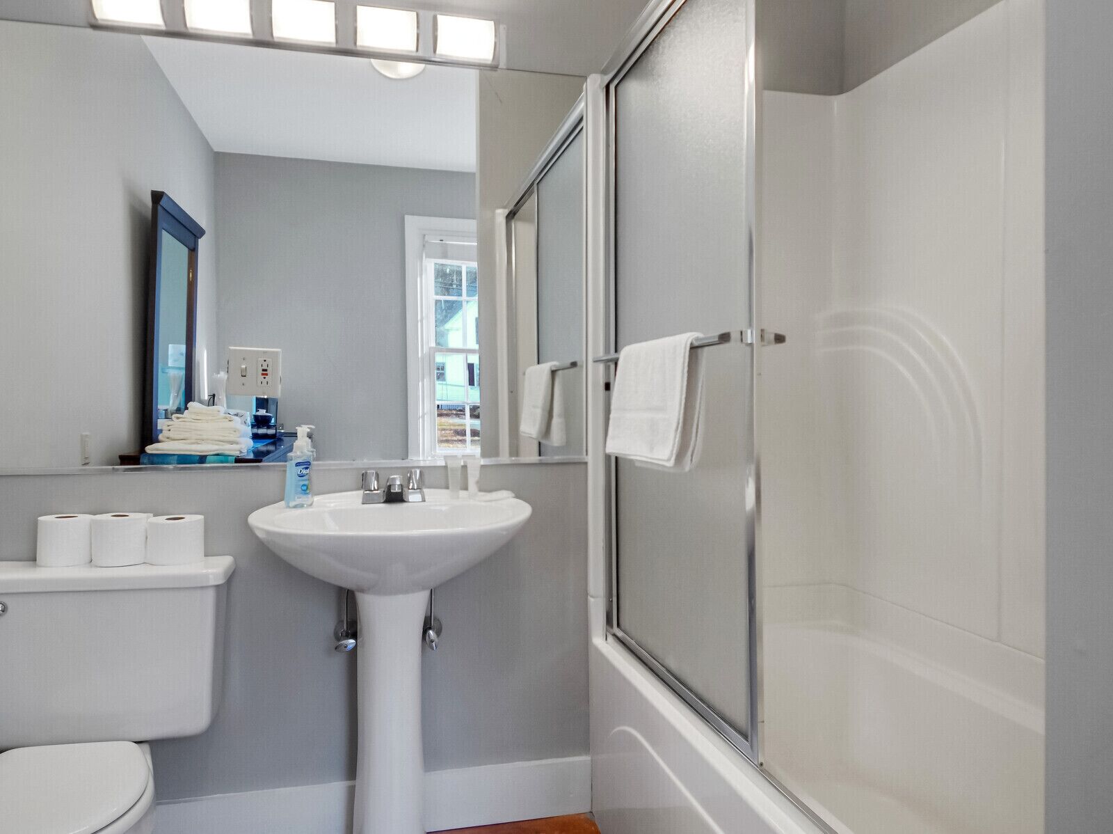 Victory Chimes | Bathroom | Free toiletries, hair dryer