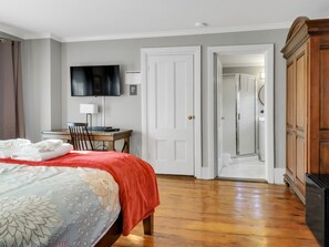 Habitación superior, 1 cama de matrimonio grande | Escritorio, tabla de planchar con plancha, wifi gratis y ropa de cama